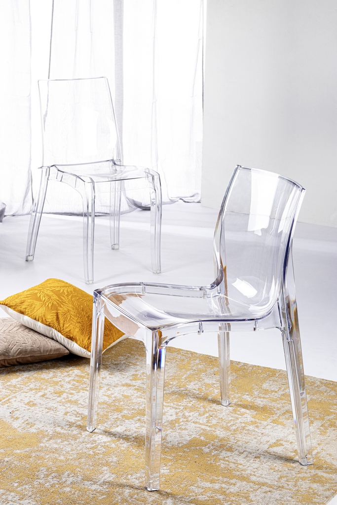 Chaise transparente