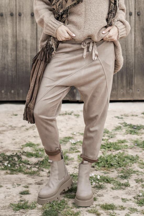 ​​​​​​BYPIAS - Pantalon Light Suede Joggers (caramel)
